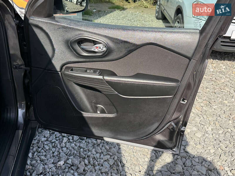 Внедорожник / Кроссовер Jeep Cherokee 2014 в Стрые