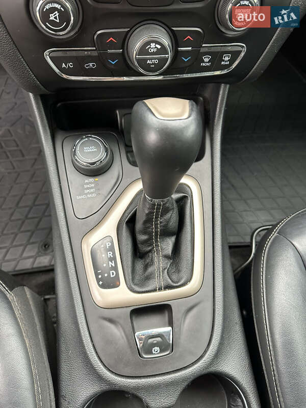 Внедорожник / Кроссовер Jeep Cherokee 2015 в Александровке