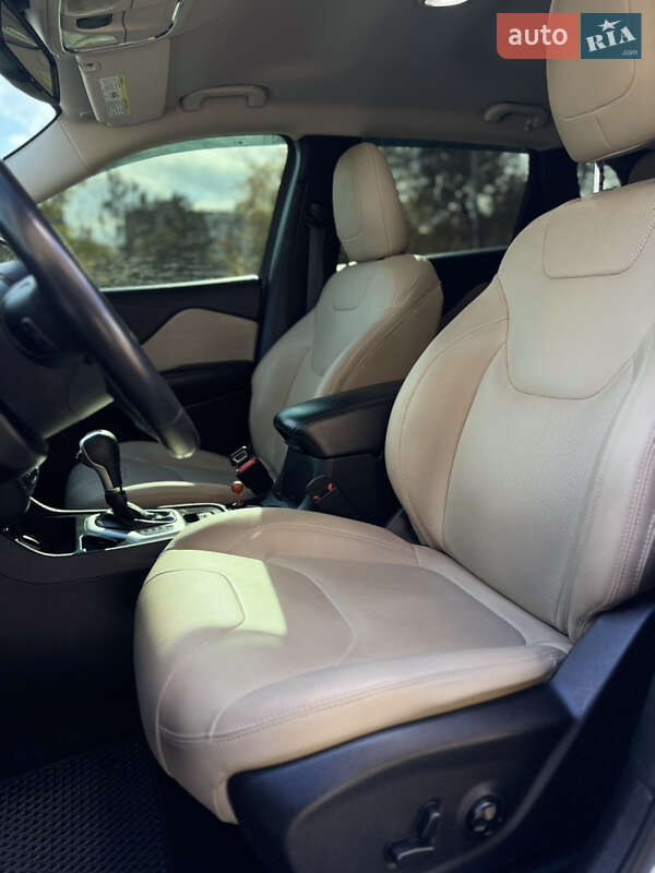 Позашляховик / Кросовер Jeep Cherokee 2015 в Миколаєві