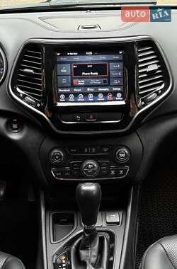 Позашляховик / Кросовер Jeep Cherokee 2019 в 