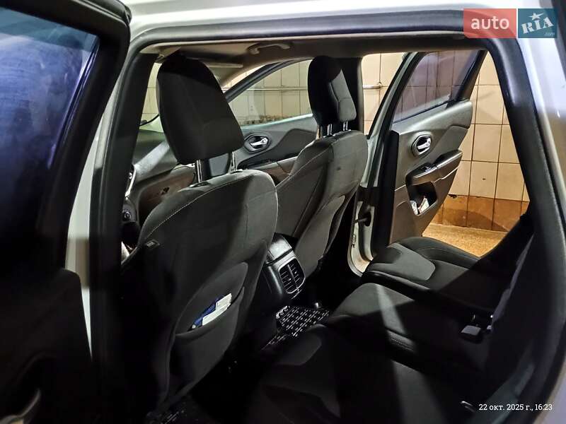 Внедорожник / Кроссовер Jeep Cherokee 2014 в Харькове