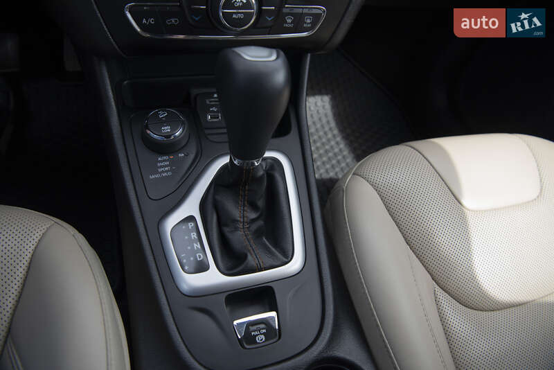 Внедорожник / Кроссовер Jeep Cherokee 2016 в Полтаве