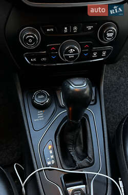 Внедорожник / Кроссовер Jeep Cherokee 2019 в Дубно