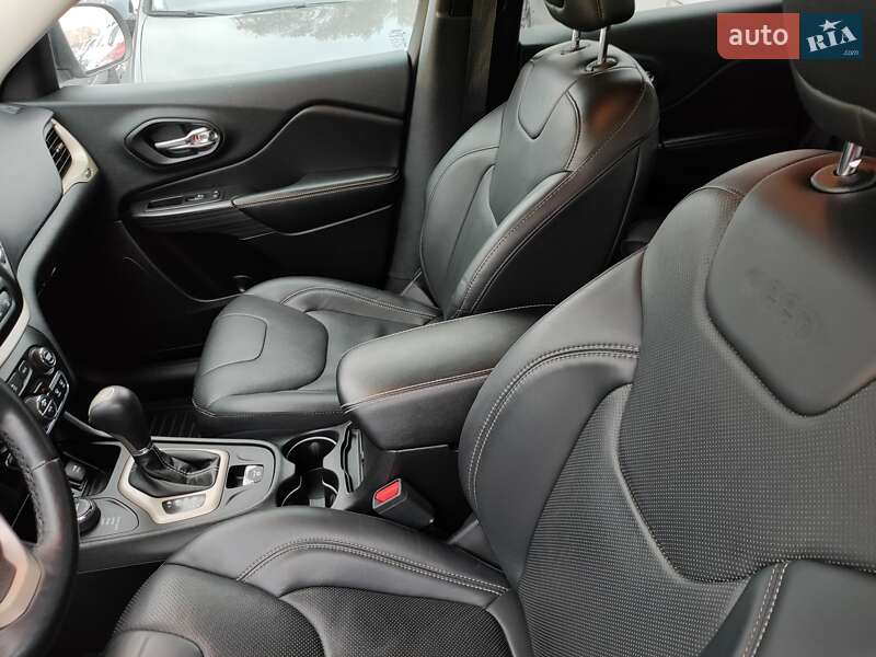 Внедорожник / Кроссовер Jeep Cherokee 2016 в Ровно