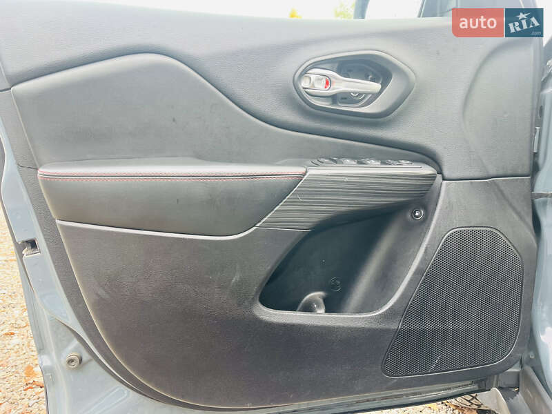 Внедорожник / Кроссовер Jeep Cherokee 2015 в Харькове