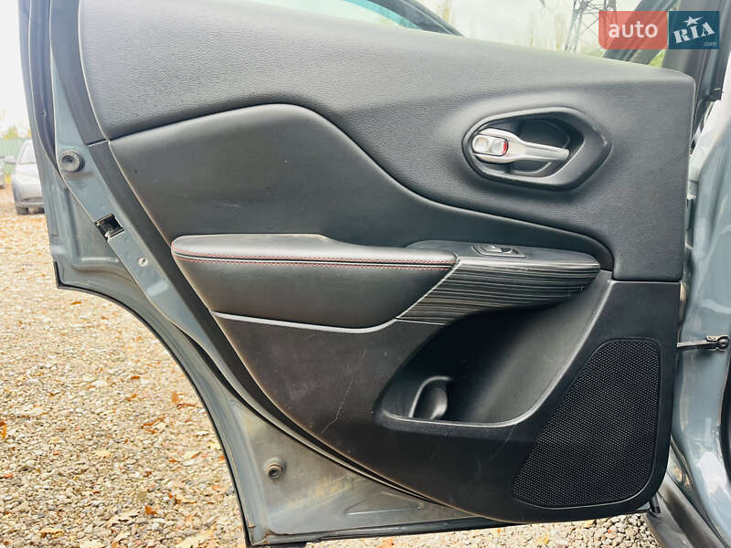 Внедорожник / Кроссовер Jeep Cherokee 2015 в Харькове