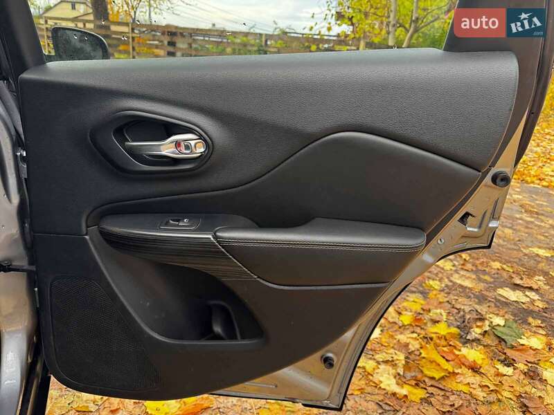 Внедорожник / Кроссовер Jeep Cherokee 2015 в Киеве фото 27 Внедорожник / Кроссовер Jeep Cherokee 2015 в Киеве