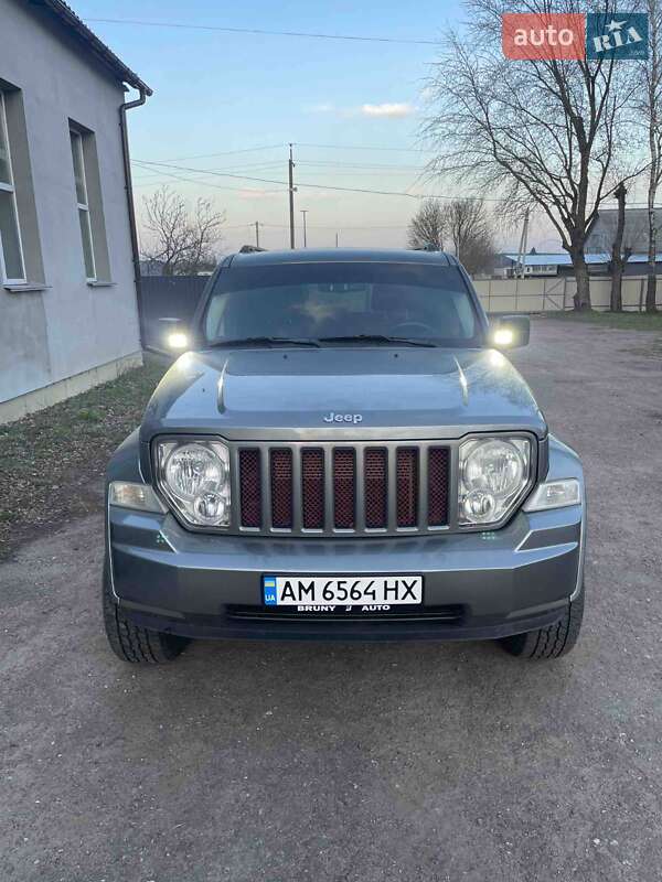Внедорожник / Кроссовер Jeep Cherokee 2011 в Чернигове