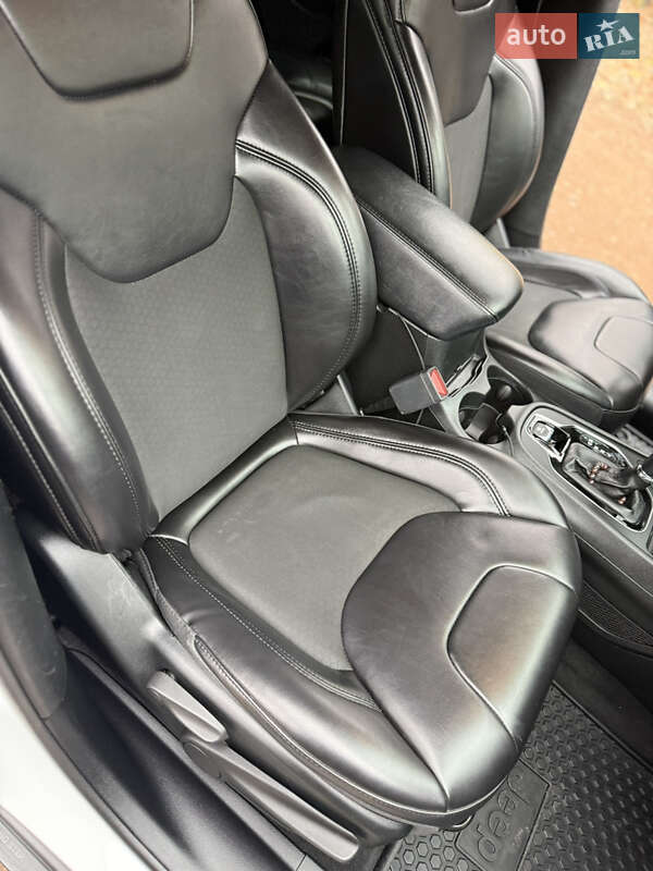 Внедорожник / Кроссовер Jeep Cherokee 2019 в Киеве