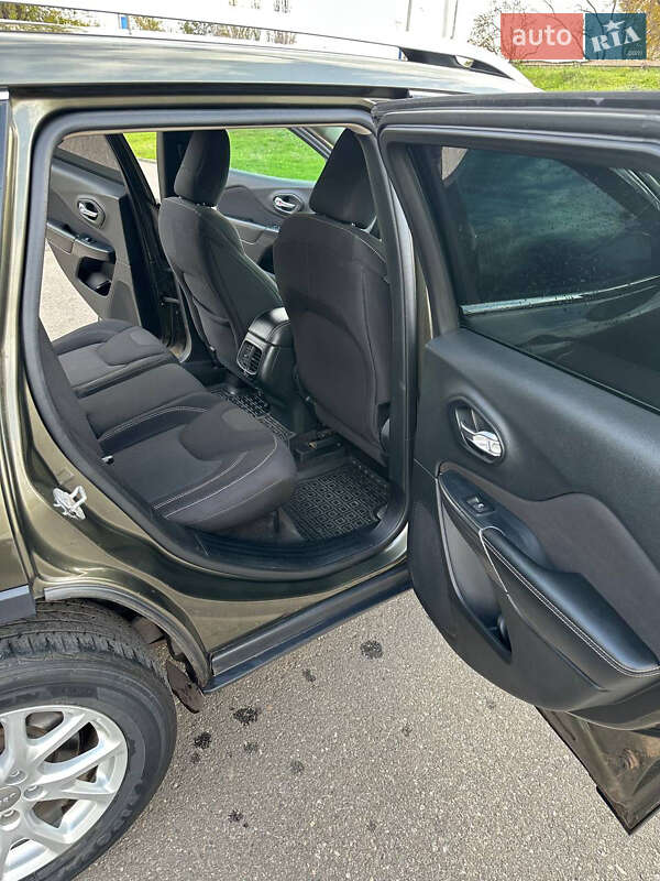 Внедорожник / Кроссовер Jeep Cherokee 2015 в Кривом Роге