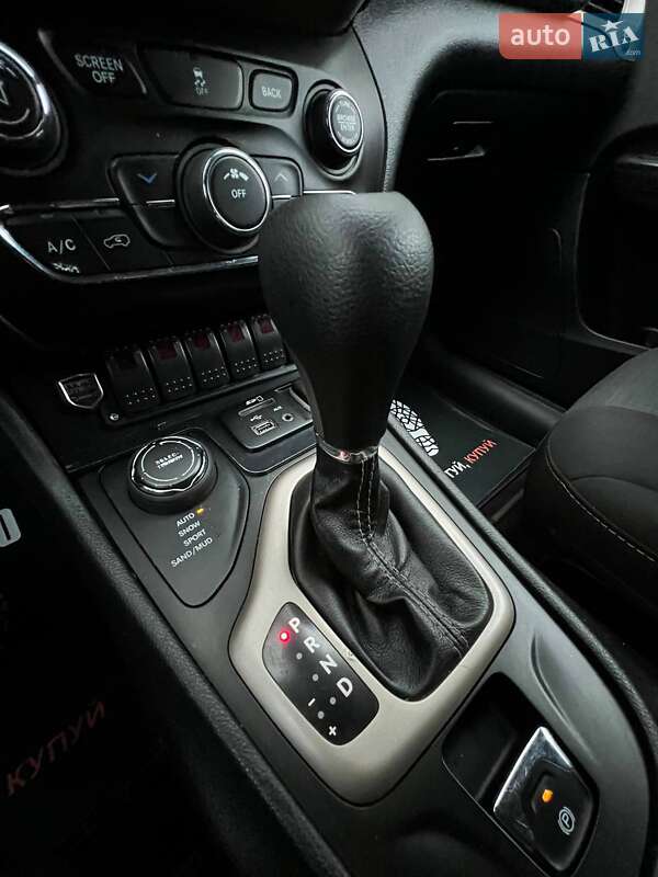 Внедорожник / Кроссовер Jeep Cherokee 2016 в Хмельницком