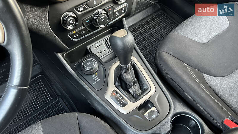 Внедорожник / Кроссовер Jeep Cherokee 2014 в Киеве