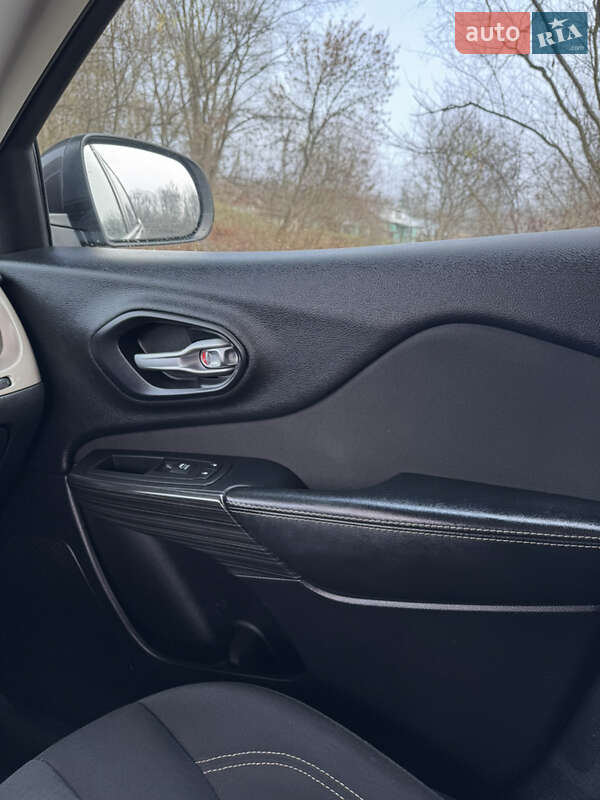 Внедорожник / Кроссовер Jeep Cherokee 2016 в Ивано-Франковске