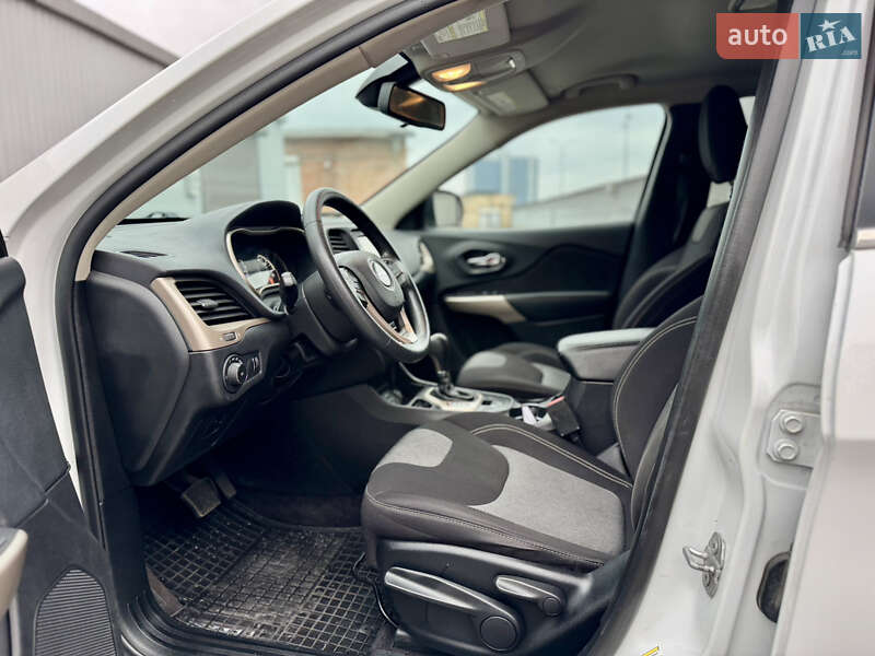 Внедорожник / Кроссовер Jeep Cherokee 2017 в Киеве