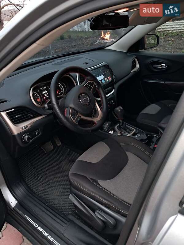 Внедорожник / Кроссовер Jeep Cherokee 2014 в Миргороде