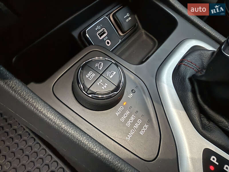 Внедорожник / Кроссовер Jeep Cherokee 2014 в Киеве