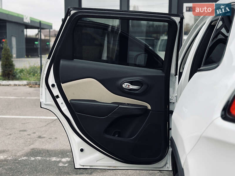 Внедорожник / Кроссовер Jeep Cherokee 2015 в Кременчуге