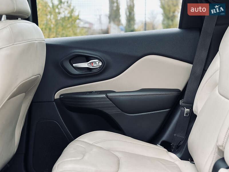 Внедорожник / Кроссовер Jeep Cherokee 2015 в Кременчуге