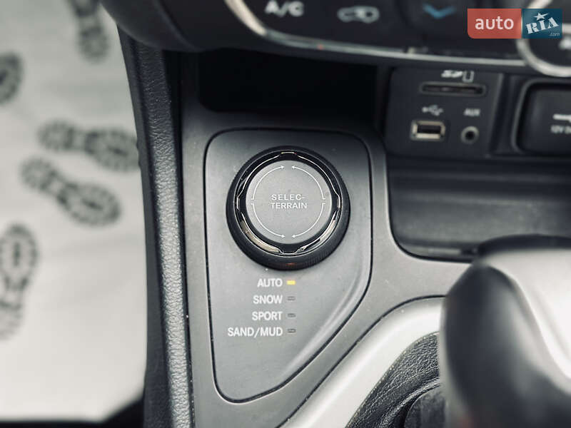 Внедорожник / Кроссовер Jeep Cherokee 2015 в Кременчуге