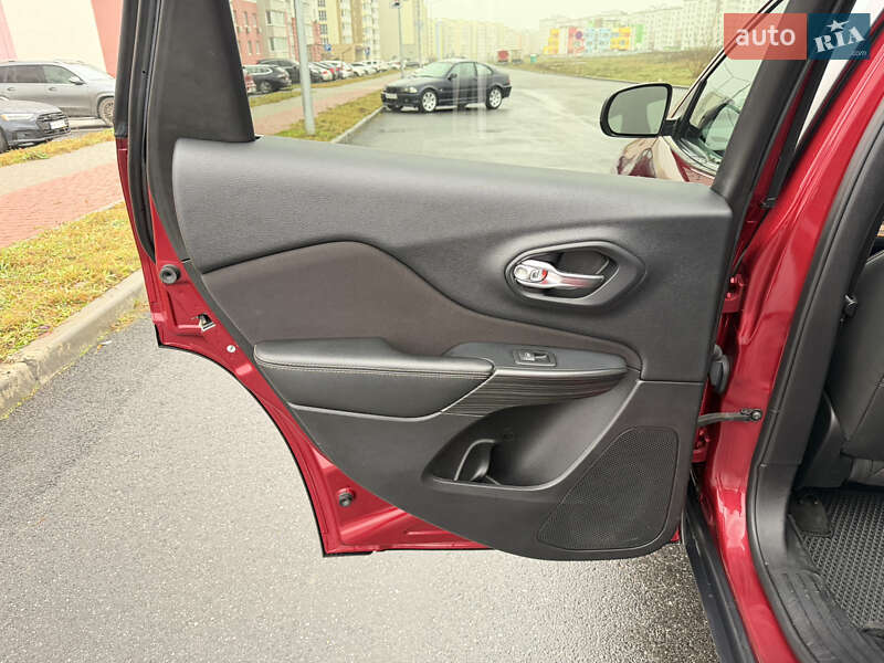 Внедорожник / Кроссовер Jeep Cherokee 2015 в Виннице