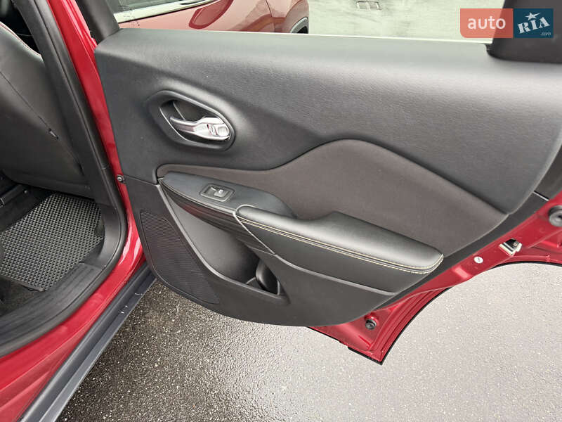 Внедорожник / Кроссовер Jeep Cherokee 2015 в Виннице