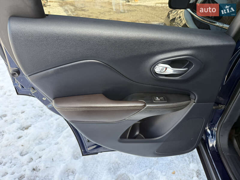 Позашляховик / Кросовер Jeep Cherokee 2015 в Стрию