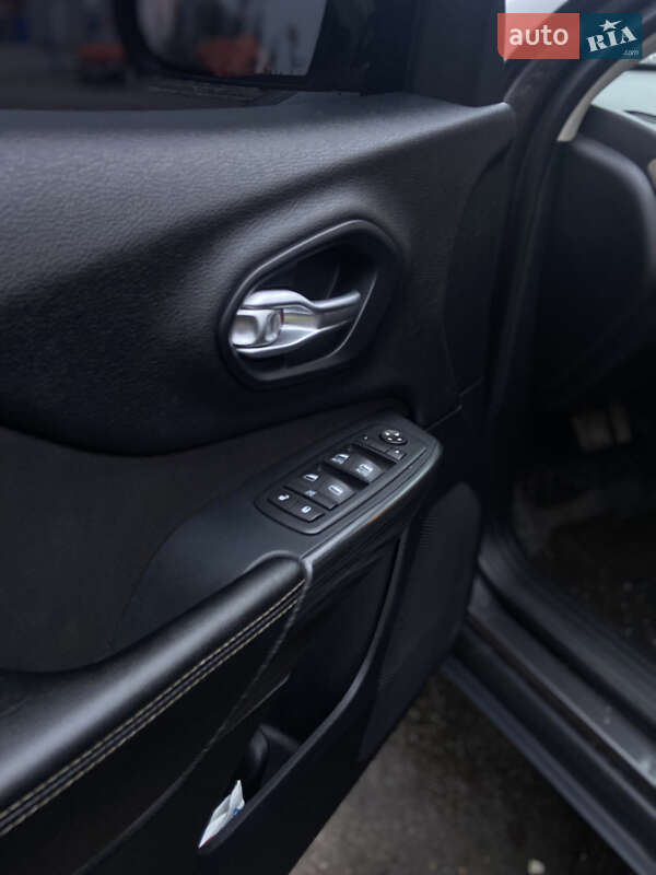 Внедорожник / Кроссовер Jeep Cherokee 2016 в Днепре