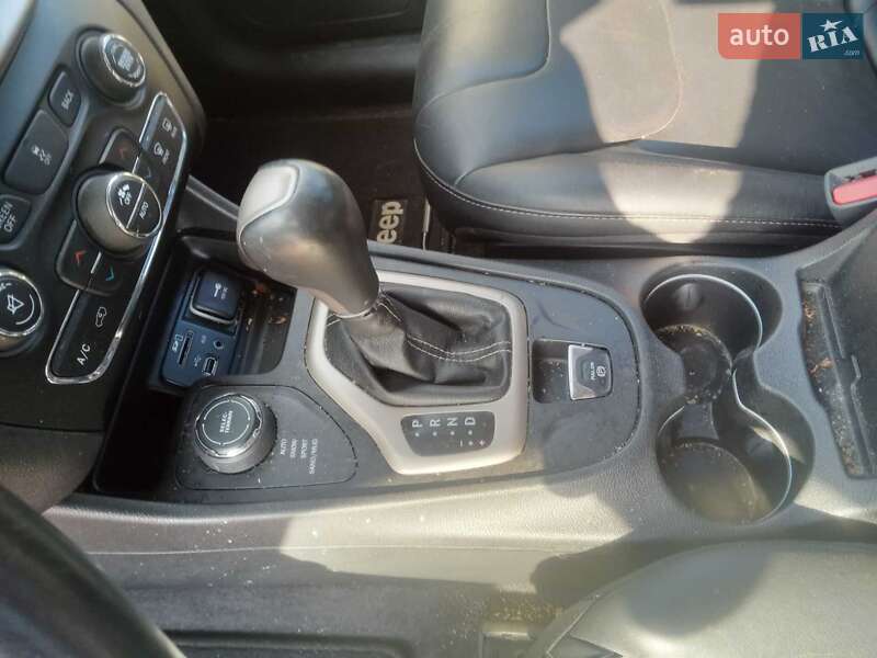 Внедорожник / Кроссовер Jeep Cherokee 2016 в Ровно