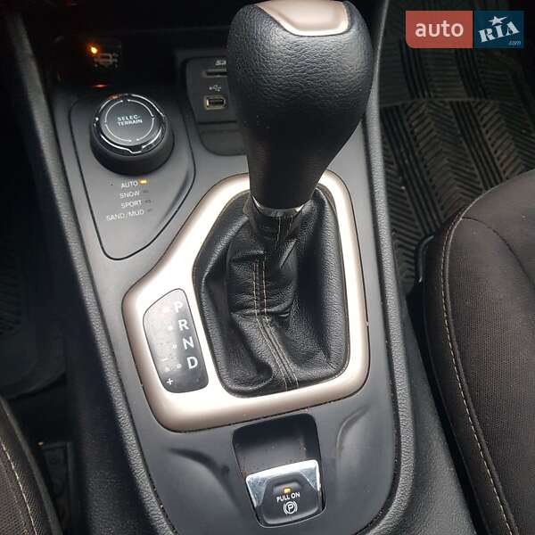 Внедорожник / Кроссовер Jeep Cherokee 2016 в Ровно