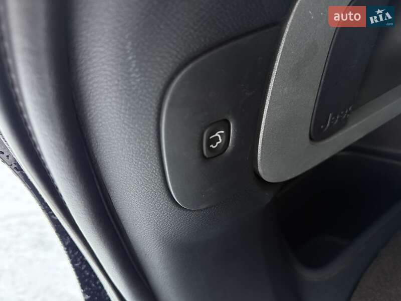 Внедорожник / Кроссовер Jeep Cherokee 2015 в Стрые