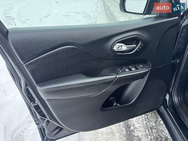 Внедорожник / Кроссовер Jeep Cherokee 2015 в Киеве