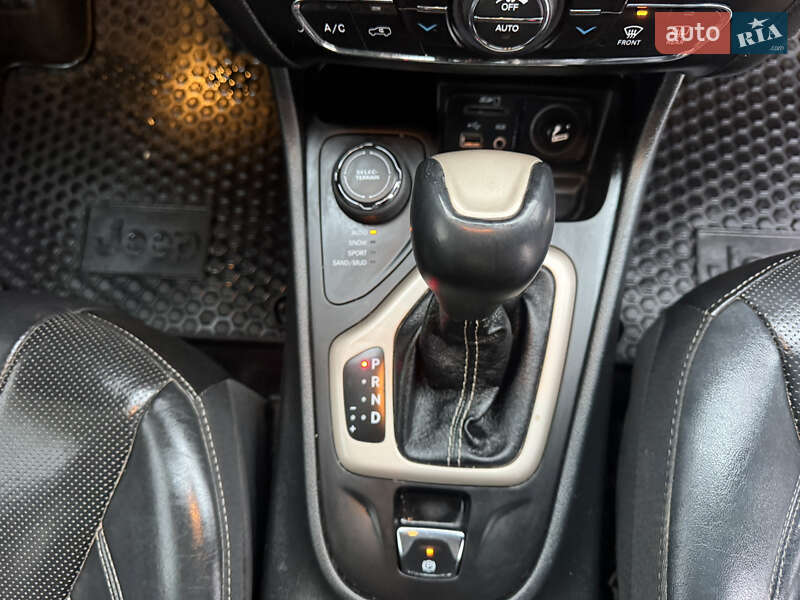 Внедорожник / Кроссовер Jeep Cherokee 2015 в Киеве