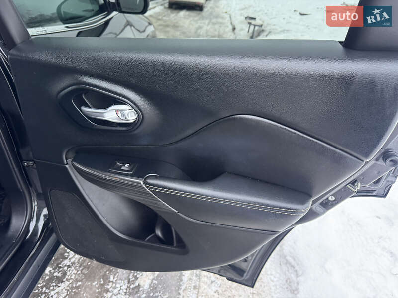 Внедорожник / Кроссовер Jeep Cherokee 2015 в Киеве