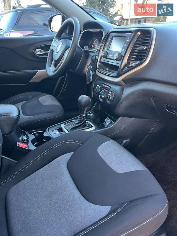 Внедорожник / Кроссовер Jeep Cherokee 2017 в Дубно