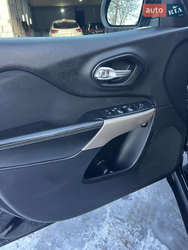 Внедорожник / Кроссовер Jeep Cherokee 2017 в Дубно