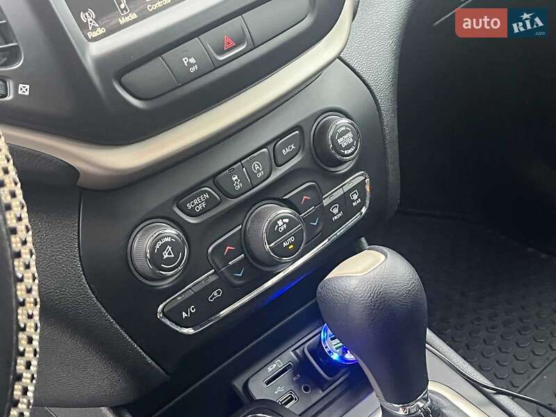 Внедорожник / Кроссовер Jeep Cherokee 2015 в Киеве