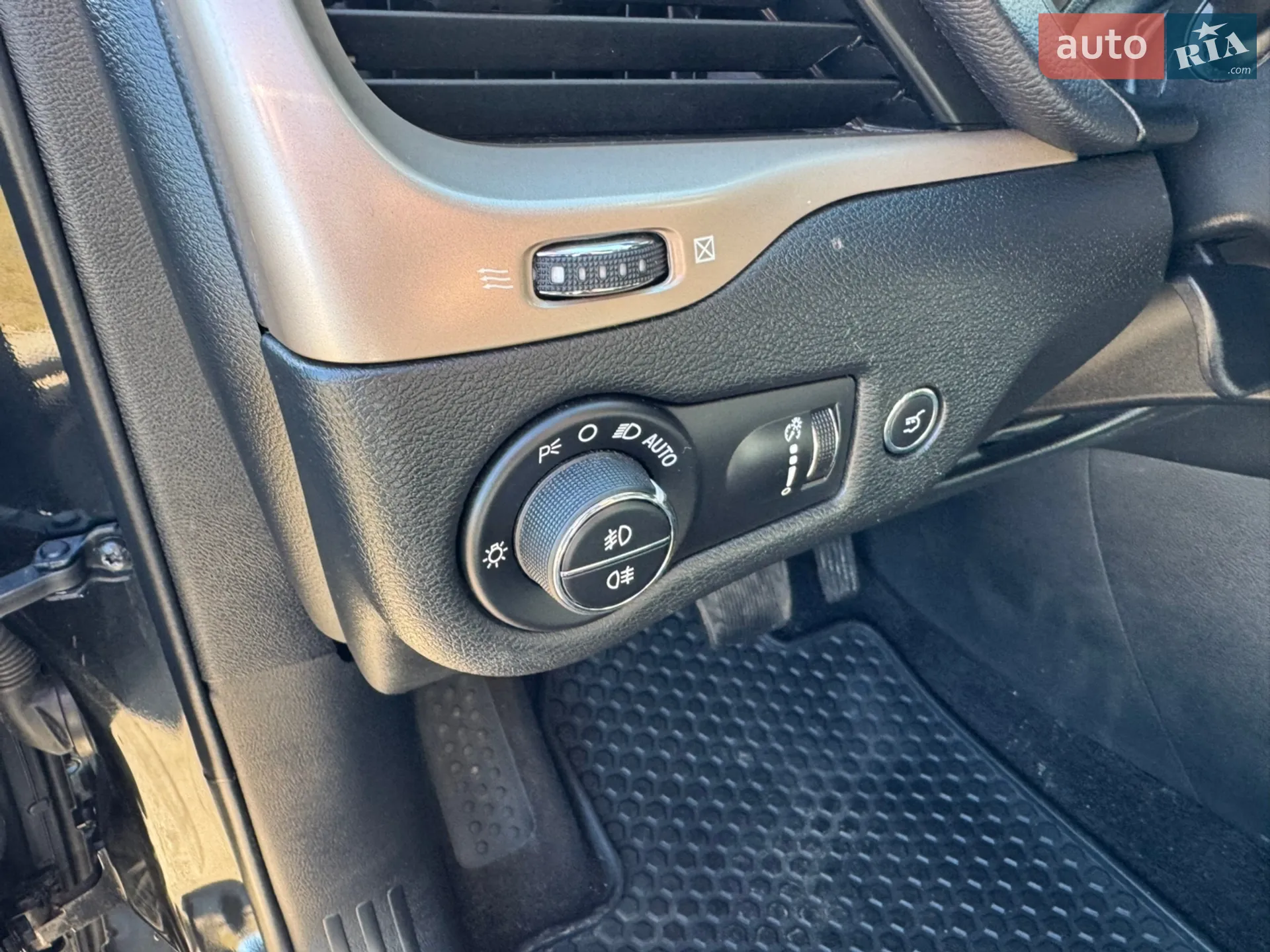 2015 Jeep Cherokee - мініатюра 30