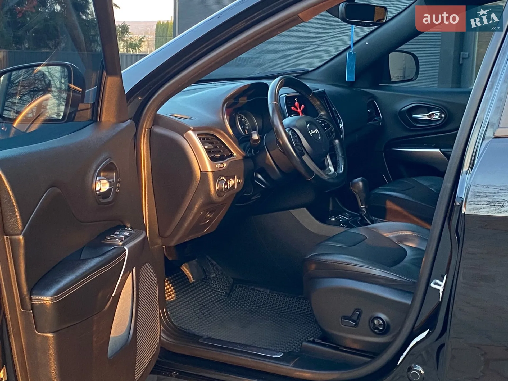 2019 Jeep Cherokee - мініатюра 25