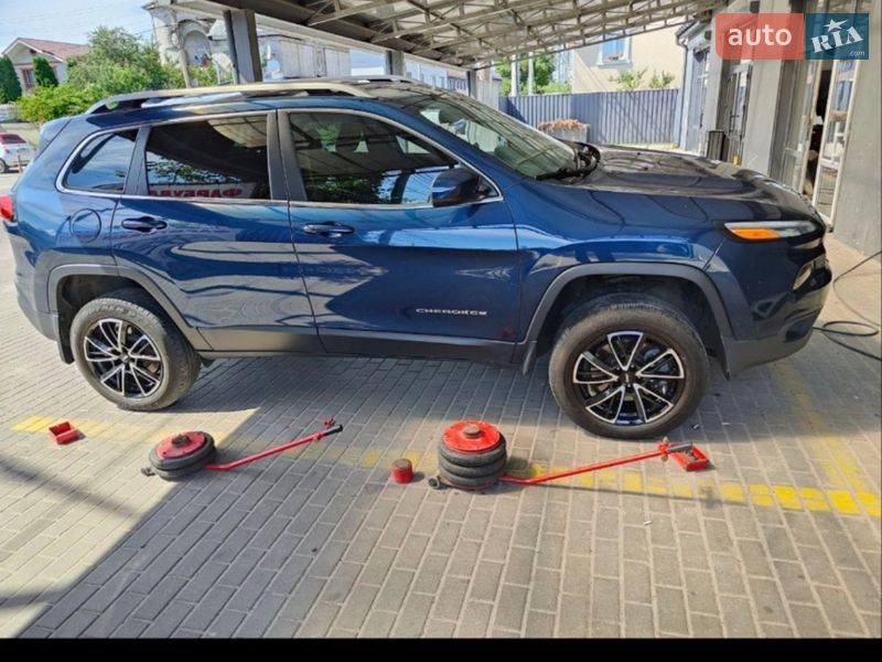 Внедорожник / Кроссовер Jeep Cherokee 2017 в Киеве