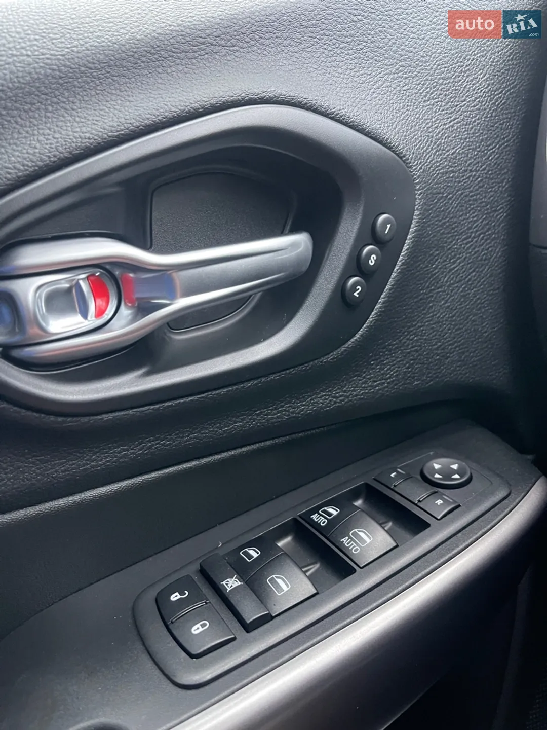 2019 Jeep Cherokee - мініатюра 32