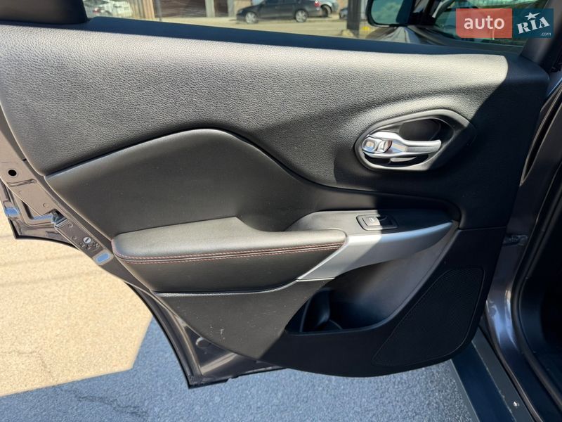 Внедорожник / Кроссовер Jeep Cherokee 2017 в Киеве