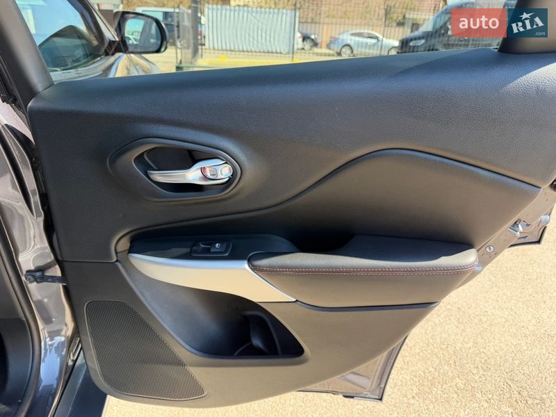 Внедорожник / Кроссовер Jeep Cherokee 2017 в Киеве