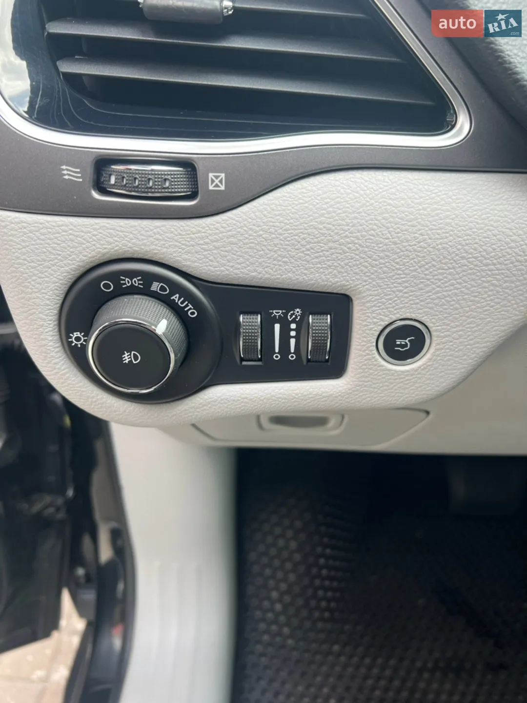 2019 Jeep Cherokee - мініатюра 18