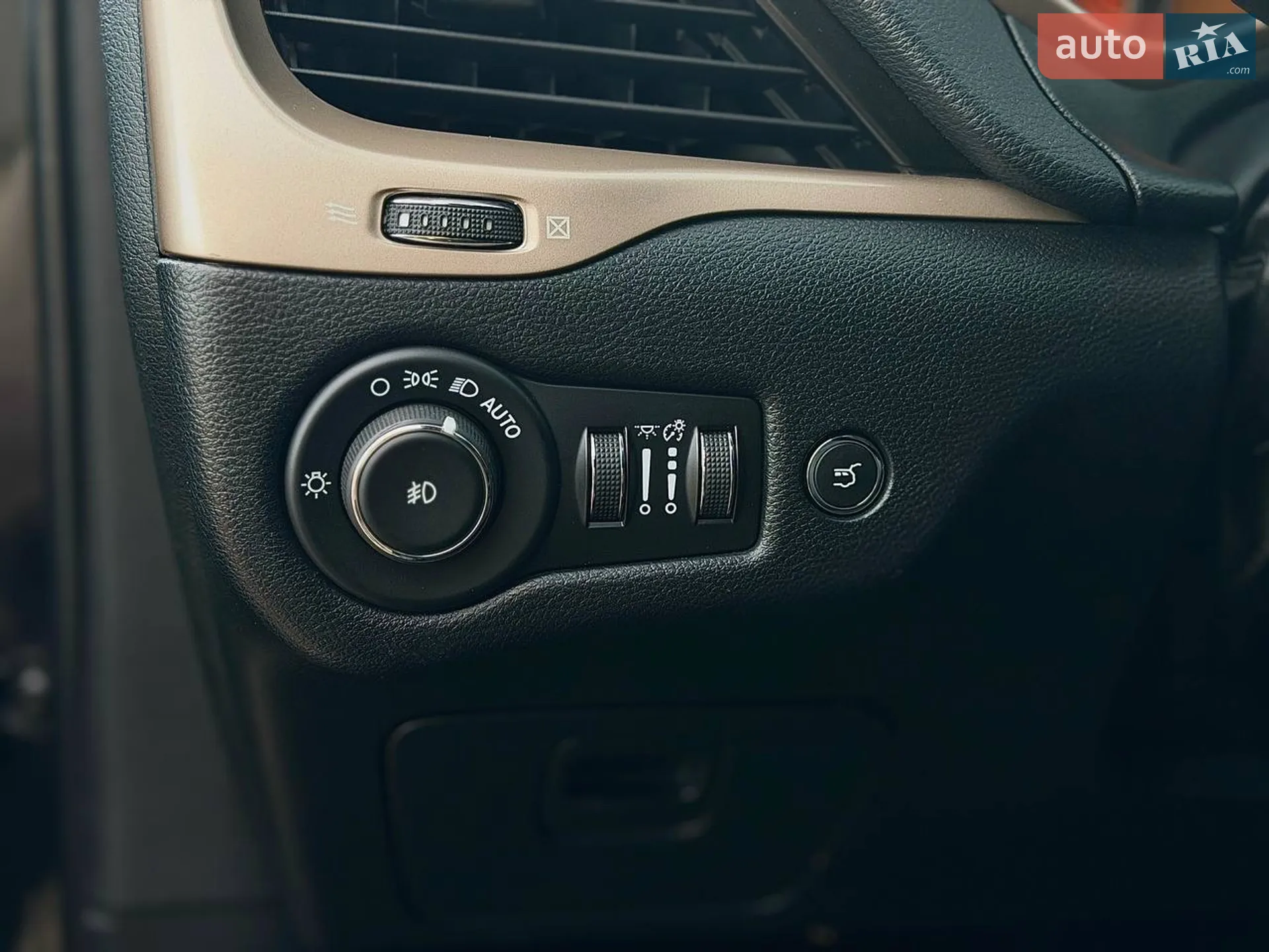 2013 Jeep Cherokee - мініатюра 27