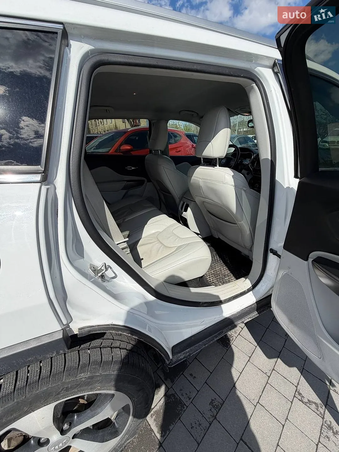 2019 Jeep Cherokee - мініатюра 28