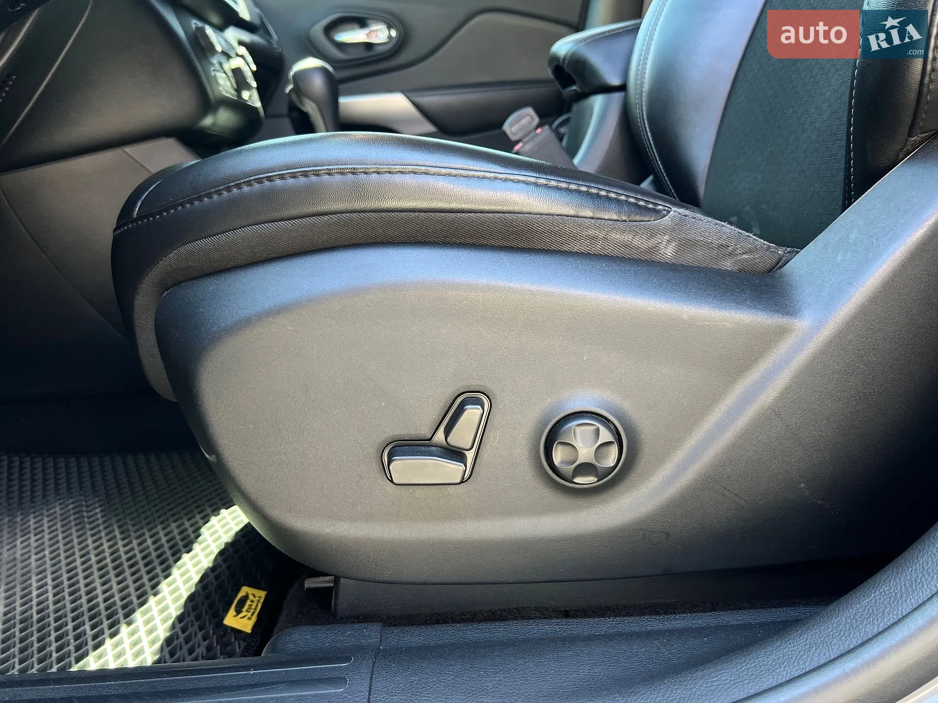 2019 Jeep Cherokee - мініатюра 14