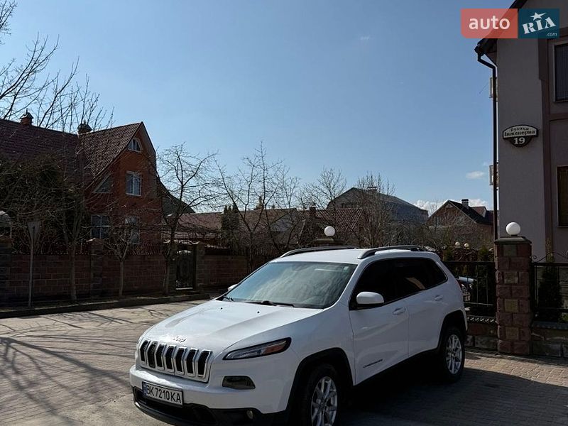 Внедорожник / Кроссовер Jeep Cherokee 2016 в Вараше
