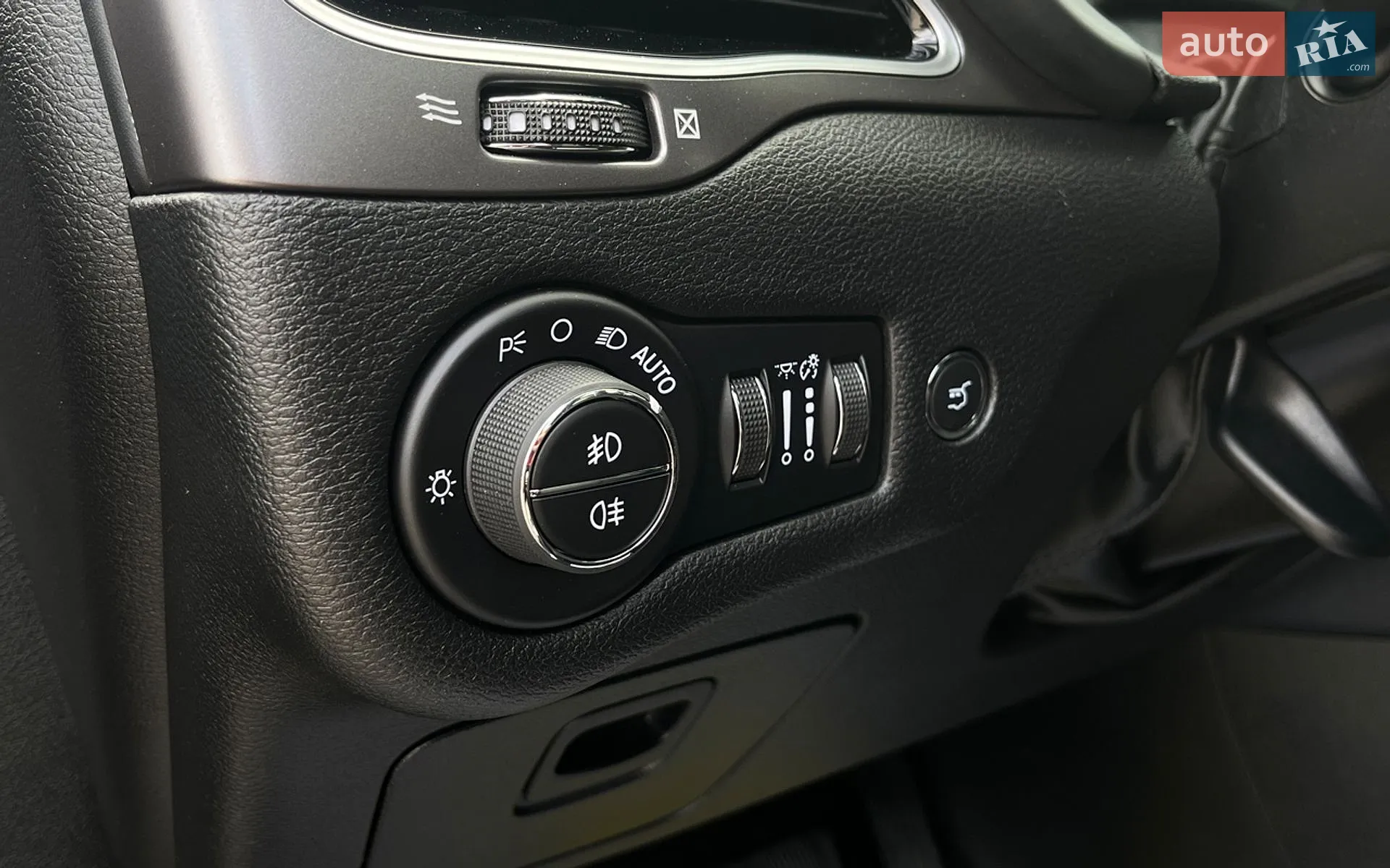 2019 Jeep Cherokee - мініатюра 12