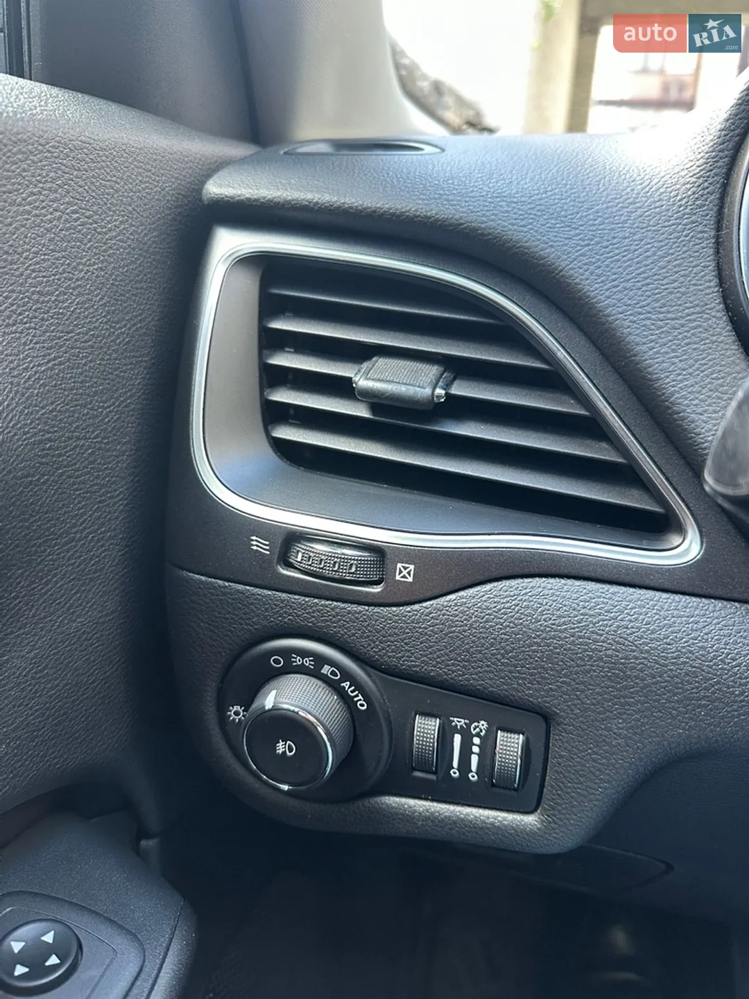 2019 Jeep Cherokee - мініатюра 26