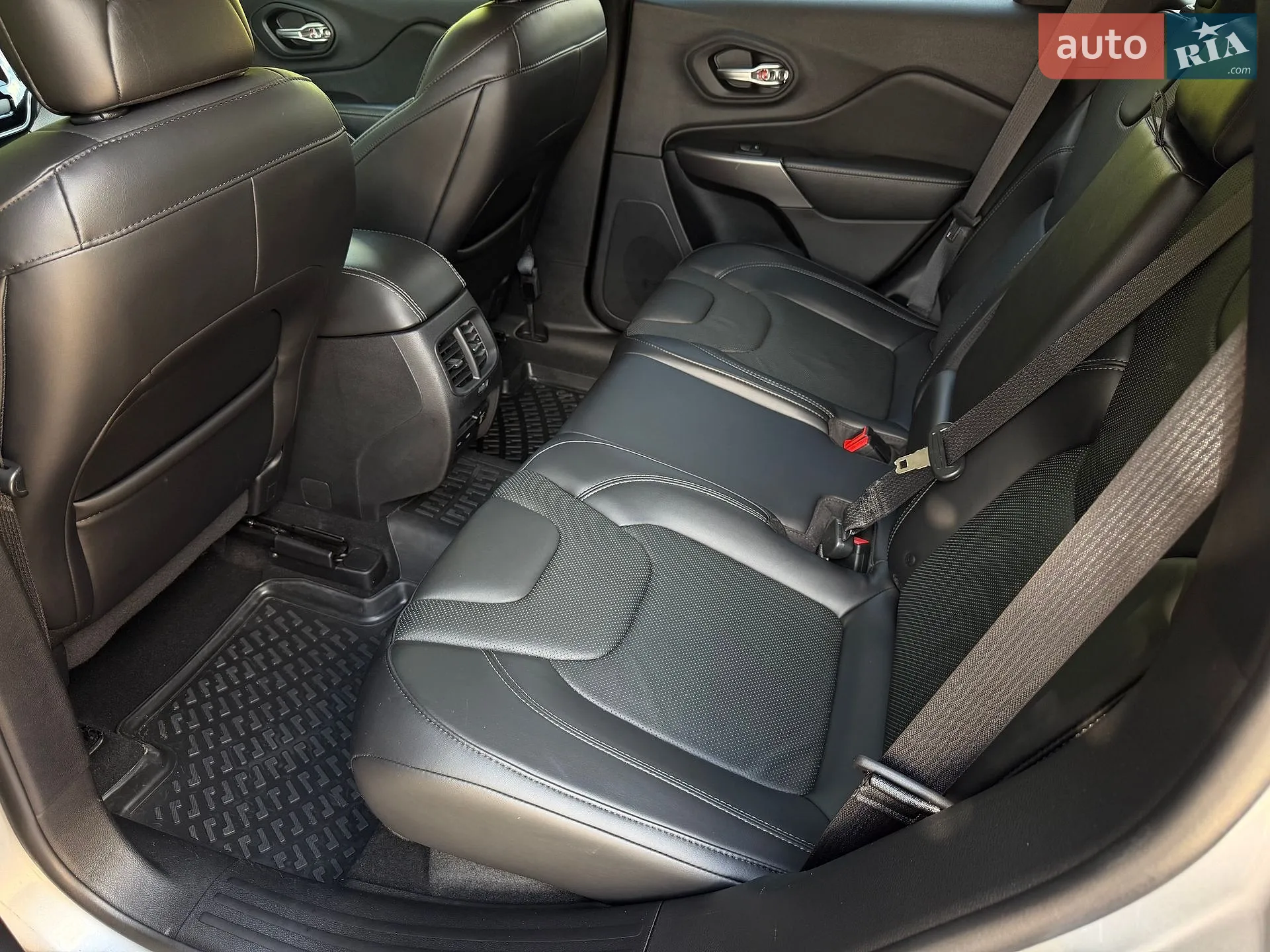 2019 Jeep Cherokee - мініатюра 25